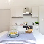 Apartment Maji - Historic With Pool & Parking, 100m From Ferry & Train *