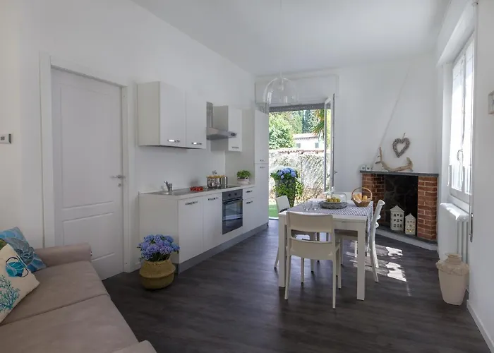 Apartmán Maji - Historic With Pool & Parking, 100m From Ferry & Train *