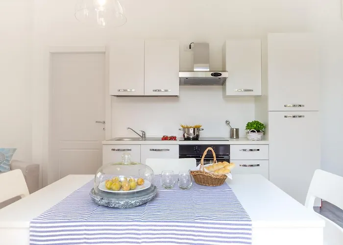 Apartmán Maji - Historic With Pool & Parking, 100m From Ferry & Train *
