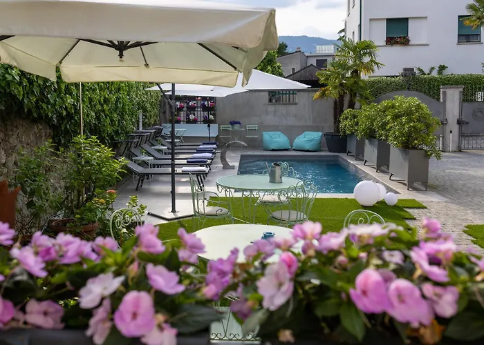 Maji - Historic With Pool & Parking, 100m From Ferry & Train *