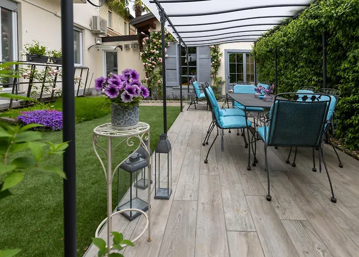 Apartmán Maji - Historic With Pool & Parking, 100m From Ferry & Train
