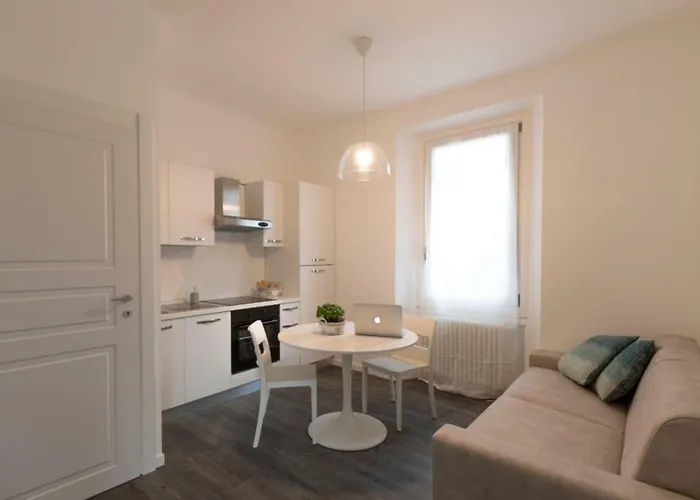 Apartmán Maji - Historic With Pool & Parking, 100m From Ferry & Train