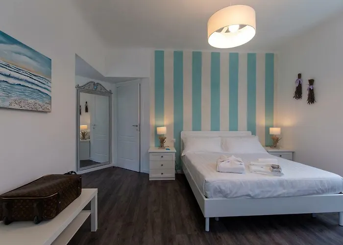 Maji - Historic With Pool & Parking, 100m From Ferry & Train *