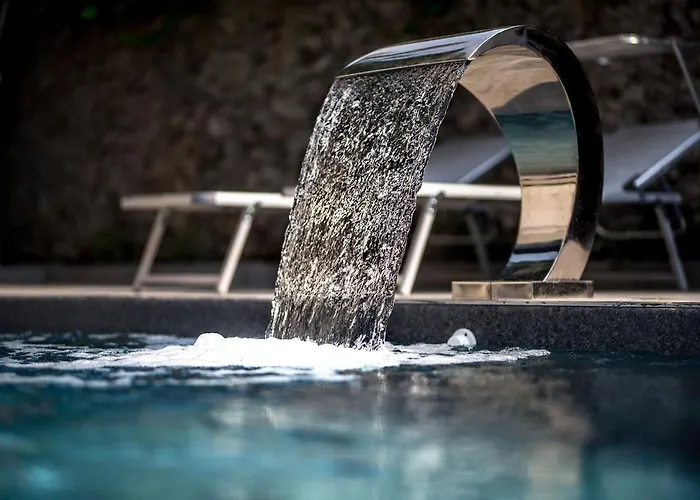 Maji - Historic With Pool & Parking, 100m From Ferry & Train