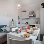 Maji - Historic With Pool & Parking, 100m From Ferry & Train Апартаменты *