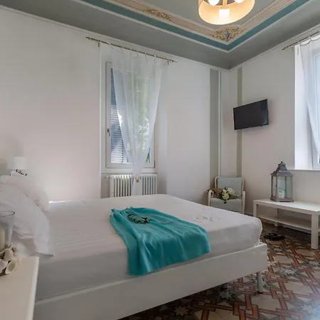 Maji - Historic With Pool & Parking, 100m From Ferry & Train Apartmán