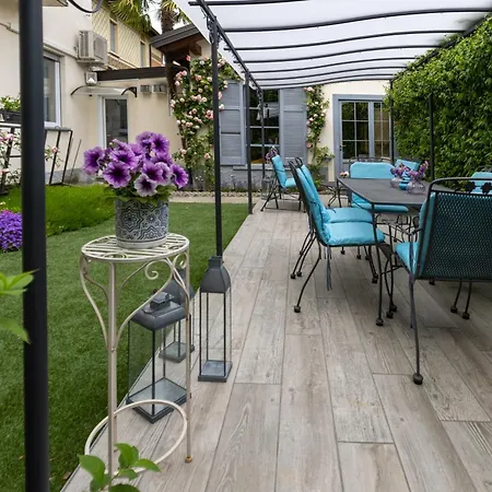 Apartment Maji - Historic With Pool & Parking, 100m From Ferry & Train