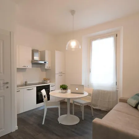 Apartmán Maji - Historic With Pool & Parking, 100m From Ferry & Train